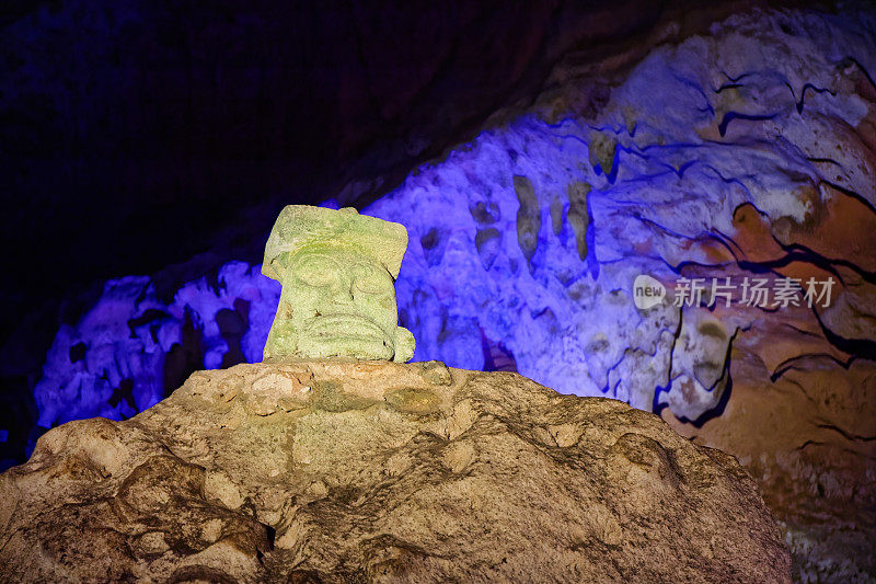 奥尔梅克风格的石头头像-玛雅石像在Loltun洞穴也(Loltun或GRUTAS DE Loltun) -玛雅洞穴在Oxcuttzcab尤卡坦，墨西哥